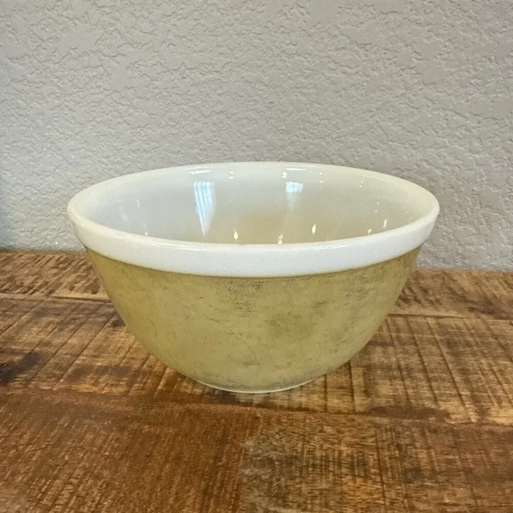 Vintage PYREX Yellow 402 1 1/2 QT Nesting Mixing Bowl Made in USA Yellow